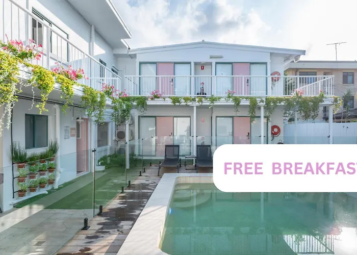 Surf Inn Boutique Backpackers - Free Breakfast